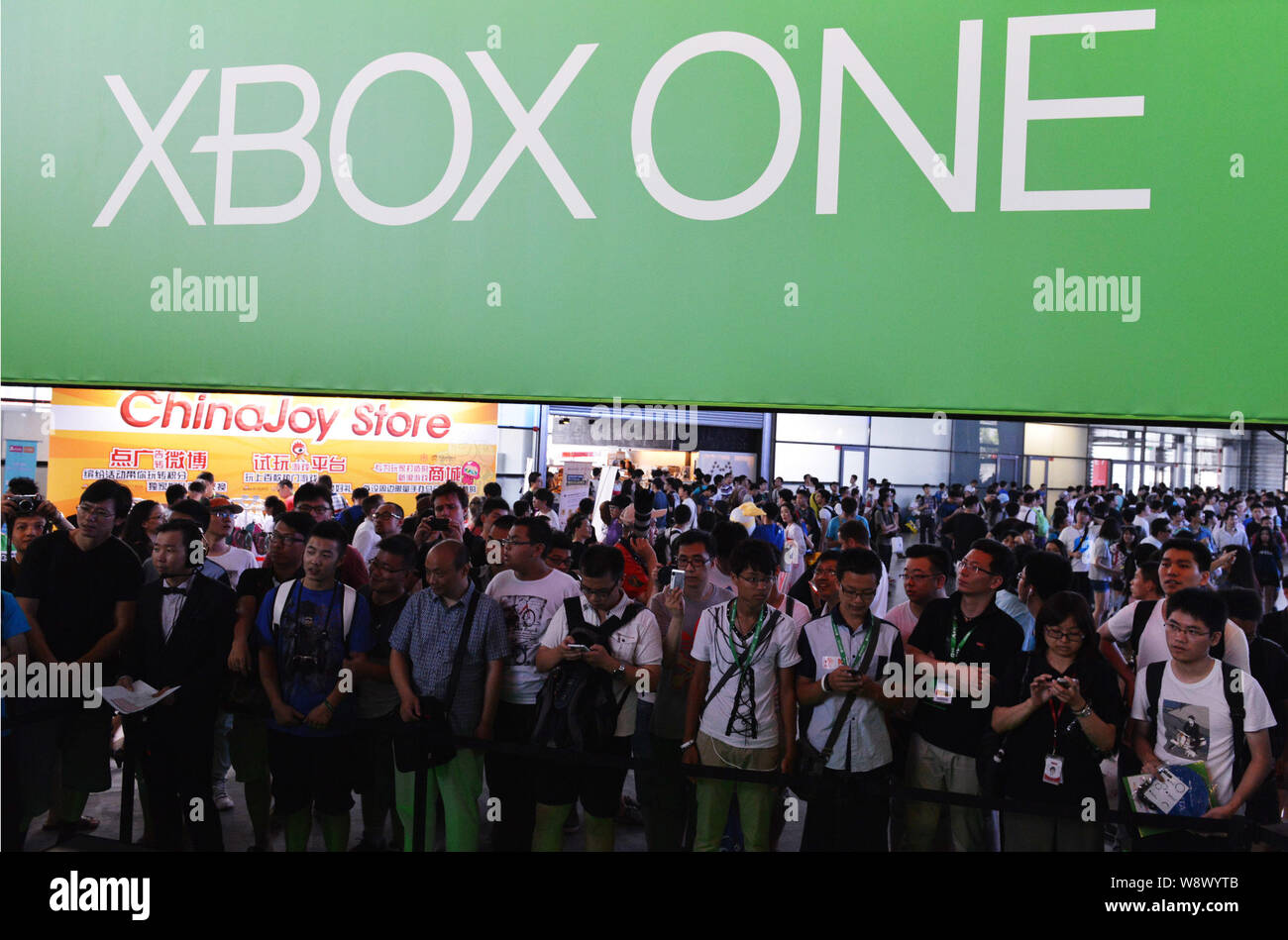 ------ Chinesischer Besucher sind auf dem Stand der XBOX Eine während der 12. China Digital Entertainment Expo, auch bekannt als ChinaJoy 2014 in Shanghai gesehen, Stockfoto