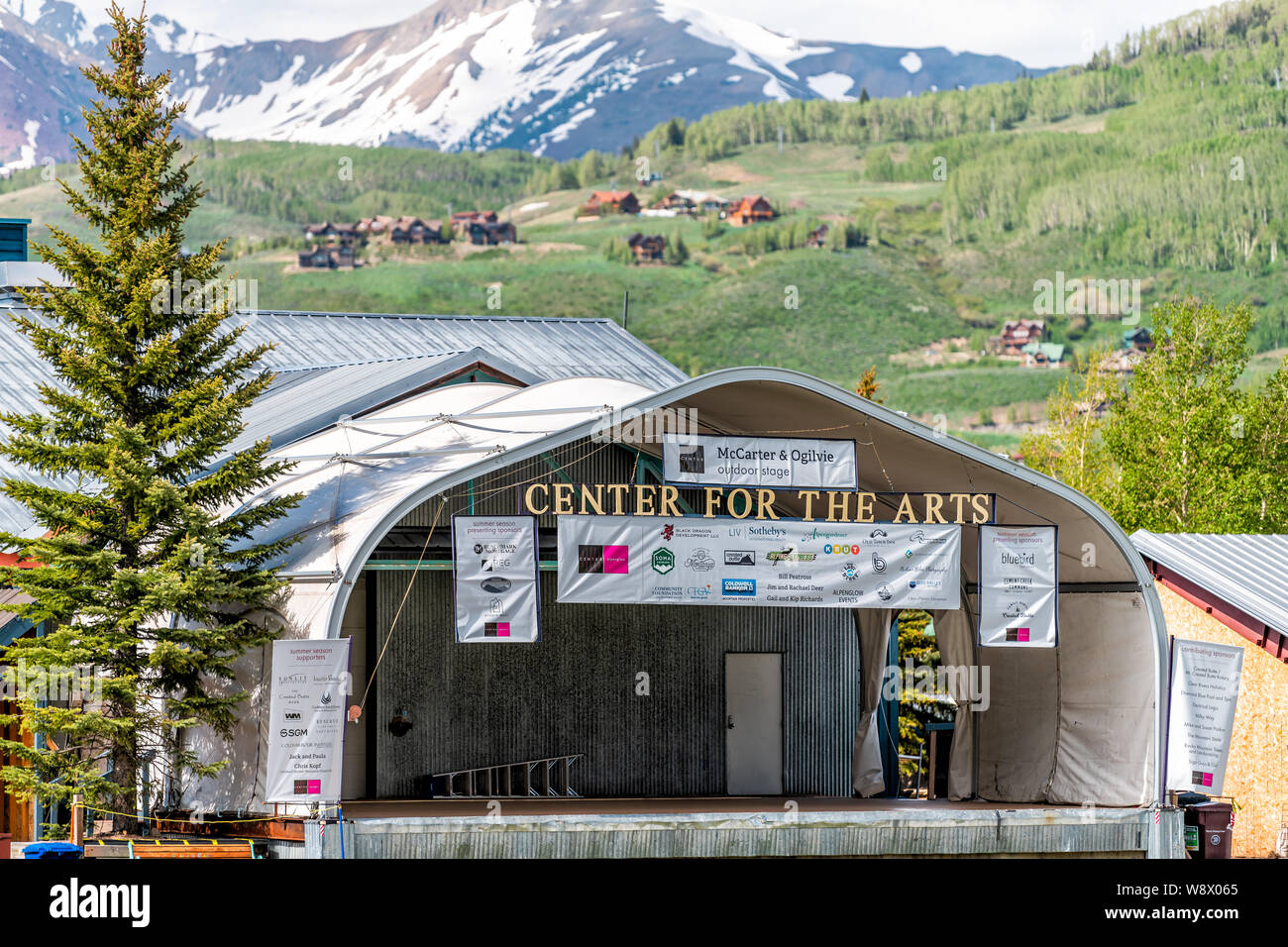Mount Crested Butte, USA - Juni 20, 2019: Colorado Dorf im Sommer mit einem Schild auf der Straße zum Zentrum der Künste Bühne Stockfoto