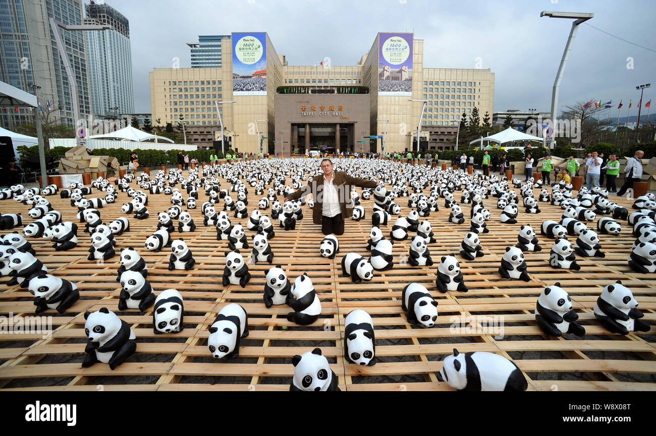 Französische Künstler Paulo Grangeon stellt in seinem Papier pandas vor der Taipei City Hall in Taipei, Taiwan, 27. Februar 2014. Französische Künstler Paulo Stockfoto