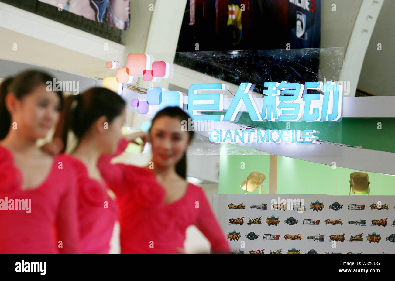 ---- Showgirls vorbereiten am Stand von Giant Mobile der riesigen Interaktiven Gruppe während der 12. China International Digital Content Expo durchzuführen Stockfoto