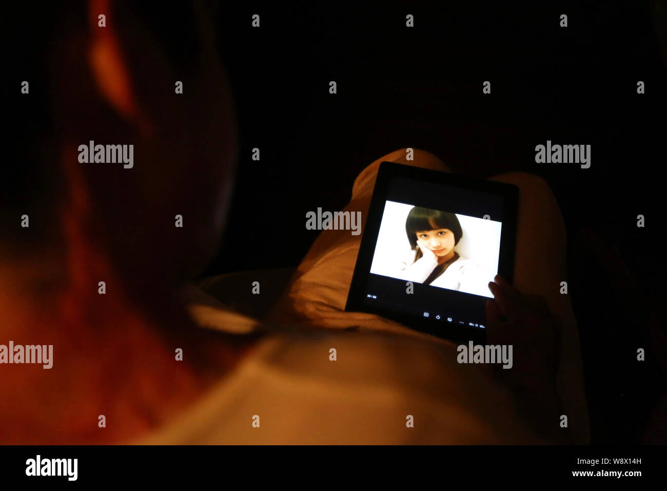 Chinesische teenager Zhou Yan, der mit Benzin übergossen wurde und steigen durch einen Mitschüler, schaut sie ein Foto vor dem Angriff in einem Krankenhaus in Beiji Stockfoto