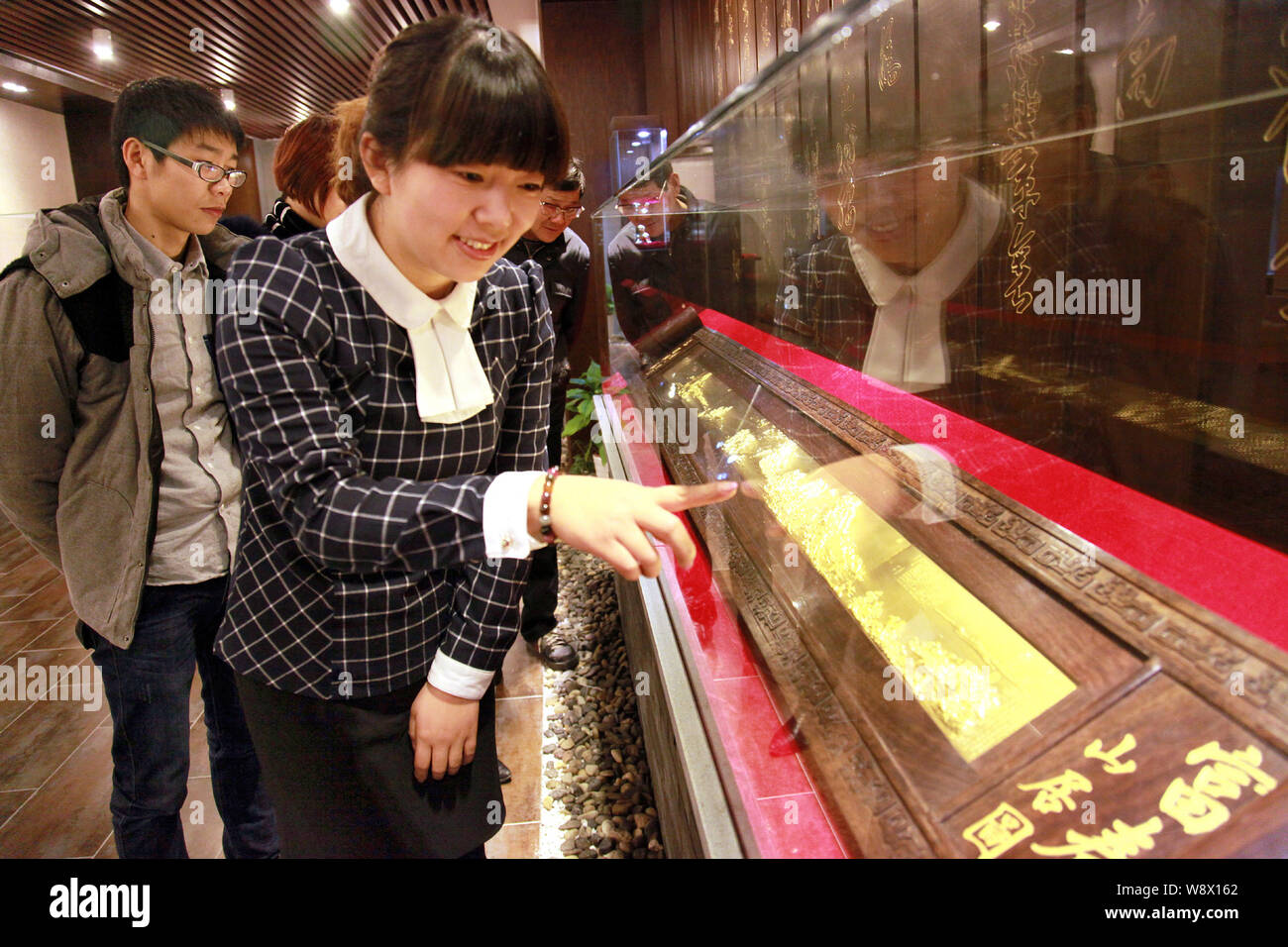Besucher Blick auf die gold Replik des alten chinesischen Malerei, Wohnung in der fuchun Berge, im Showroom eines gold Firma in Tonglu zählen Stockfoto