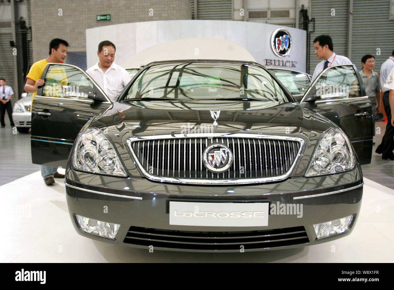---- Besucher probieren Sie ein Buick LaCrosse von Shanghai GM, ein Joint Venture zwischen der SAIC Motor und General Motors, auf einer Automesse in Shanghai, China, 1. Stockfoto