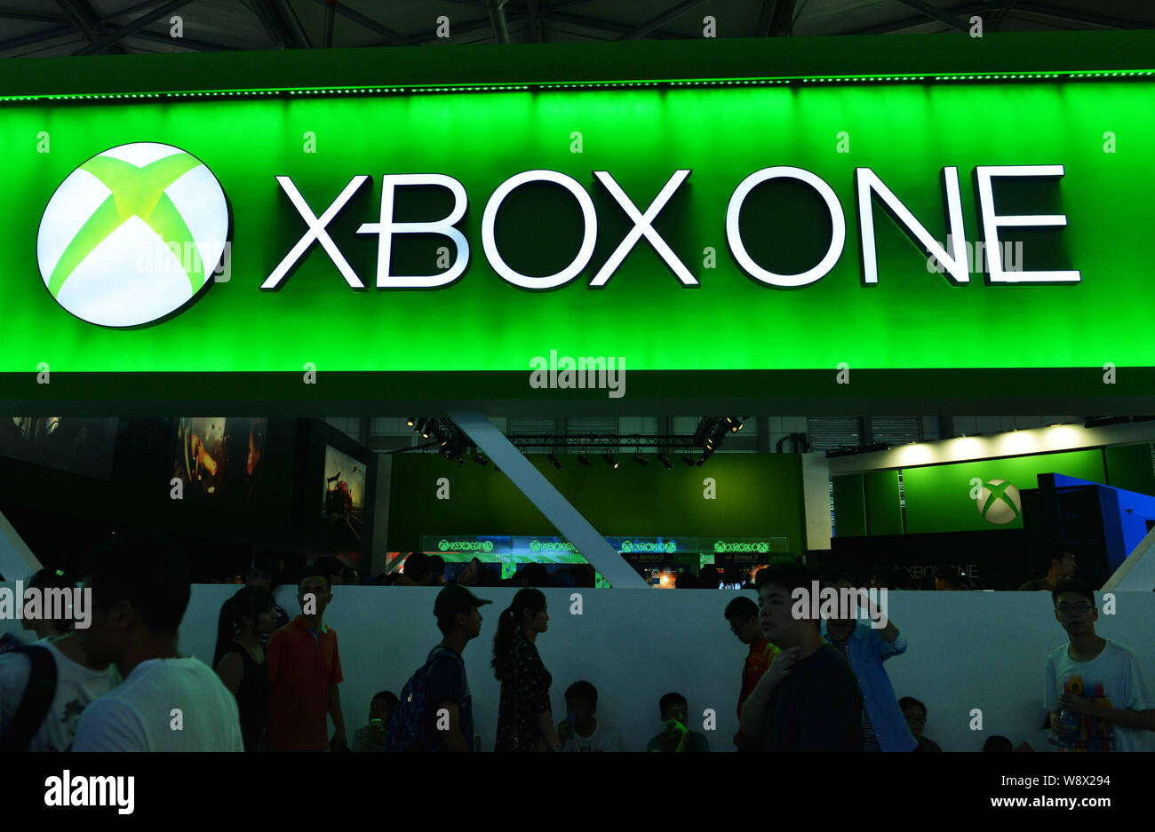 ------ Chinesischer Besucher vorbei an den Stand der XBOX Eine während der 12. China Digital Entertainment Expo, auch als ChinaJoy 2014, in Shanghai, C bekannt Stockfoto