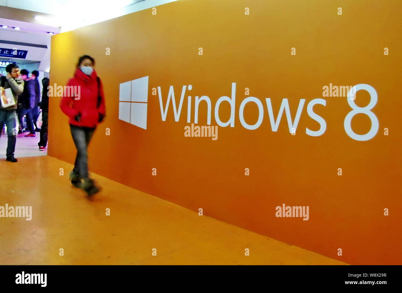 ---- Ein Besucher an einem Namensschild mit Windows 8 während einer Ausstellung in Shanghai, China, 8. Januar 2013. China hat angekündigt, dass Es forb Stockfoto