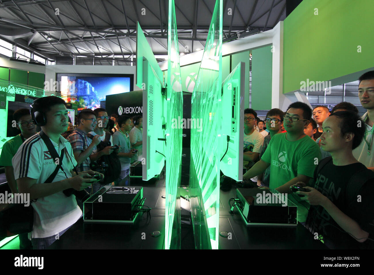 Chinesische Besucher Spielen elektronischer Spiele auf XBOX Spielkonsolen im 12. China Digital Entertainment Expo, auch als ChinaJoy 2014 bekannt, in Sha Stockfoto