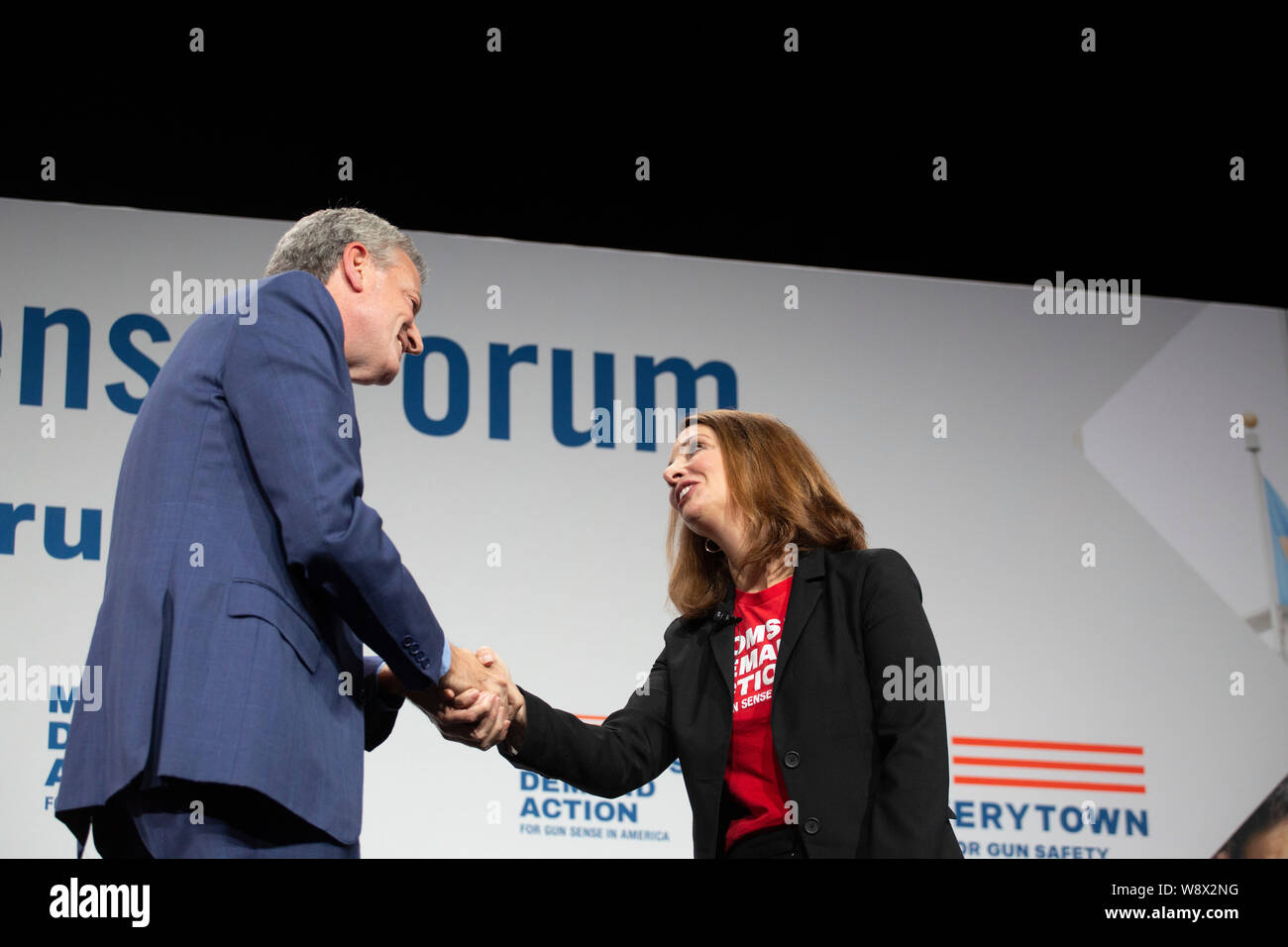 New York City Bürgermeister Bill De Blasio erscheint eine dringende Waffensicherung Präsidentenforum durch Everytown für Pistole Sicherheit gefördert, Mammen Nachfrage und Studenten fordern Maßnahmen auf die Iowa Events Center in Des Moines, Iowa. Stockfoto