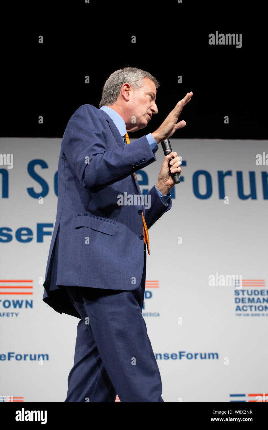 New York City Bürgermeister Bill De Blasio erscheint eine dringende Waffensicherung Präsidentenforum durch Everytown für Pistole Sicherheit gefördert, Mammen Nachfrage und Studenten fordern Maßnahmen auf die Iowa Events Center in Des Moines, Iowa. Stockfoto