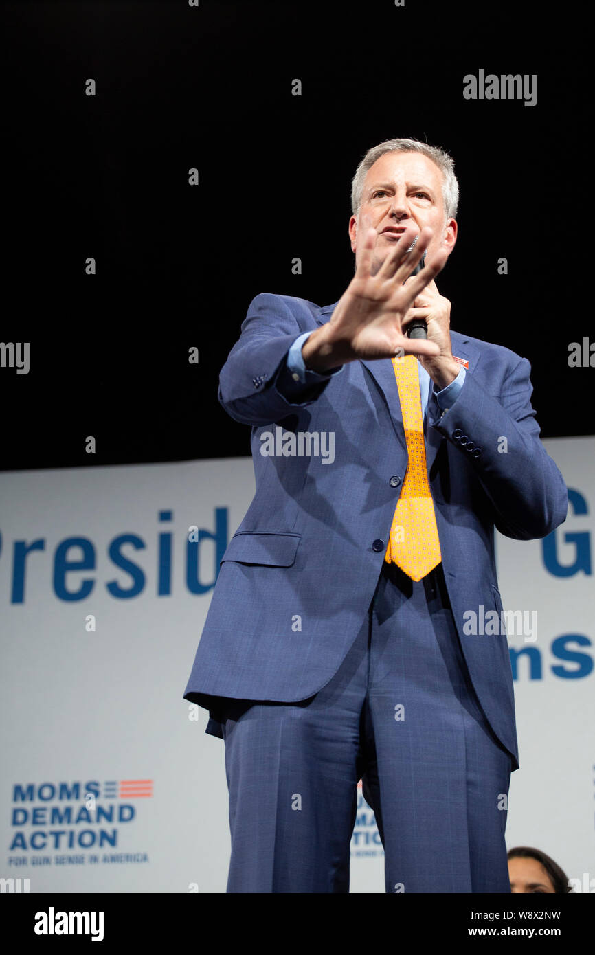 New York City Bürgermeister Bill De Blasio erscheint eine dringende Waffensicherung Präsidentenforum durch Everytown für Pistole Sicherheit gefördert, Mammen Nachfrage und Studenten fordern Maßnahmen auf die Iowa Events Center in Des Moines, Iowa. Stockfoto