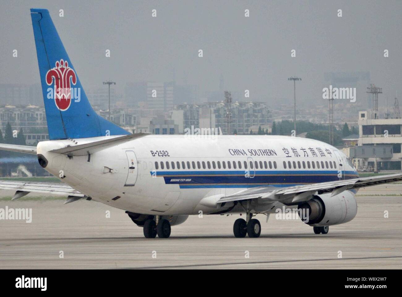 ---- Ein Flugzeug von China Southern Airlines ist am Internationalen Flughafen Shanghai Hongqiao in Shanghai, China, 7. Juli 2012 gesehen. Bereits Asias bi Stockfoto