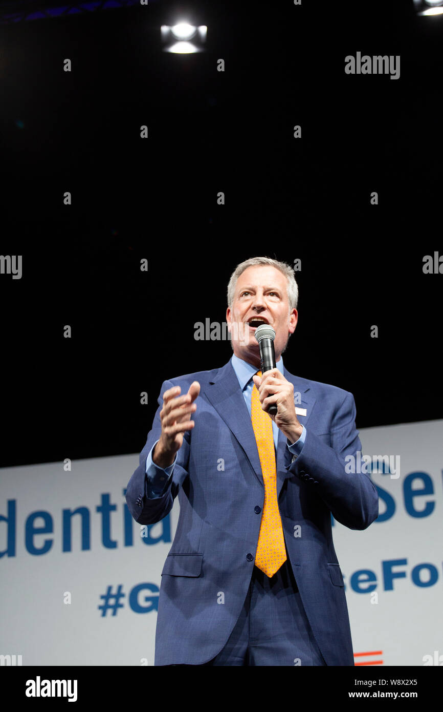 New York City Bürgermeister Bill De Blasio erscheint eine dringende Waffensicherung Präsidentenforum durch Everytown für Pistole Sicherheit gefördert, Mammen Nachfrage und Studenten fordern Maßnahmen auf die Iowa Events Center in Des Moines, Iowa. Stockfoto