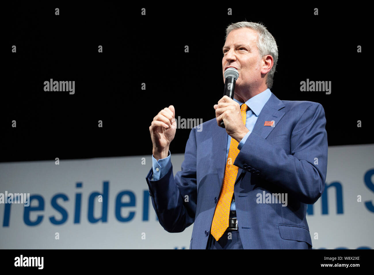 New York City Bürgermeister Bill De Blasio erscheint eine dringende Waffensicherung Präsidentenforum durch Everytown für Pistole Sicherheit gefördert, Mammen Nachfrage und Studenten fordern Maßnahmen auf die Iowa Events Center in Des Moines, Iowa. Stockfoto