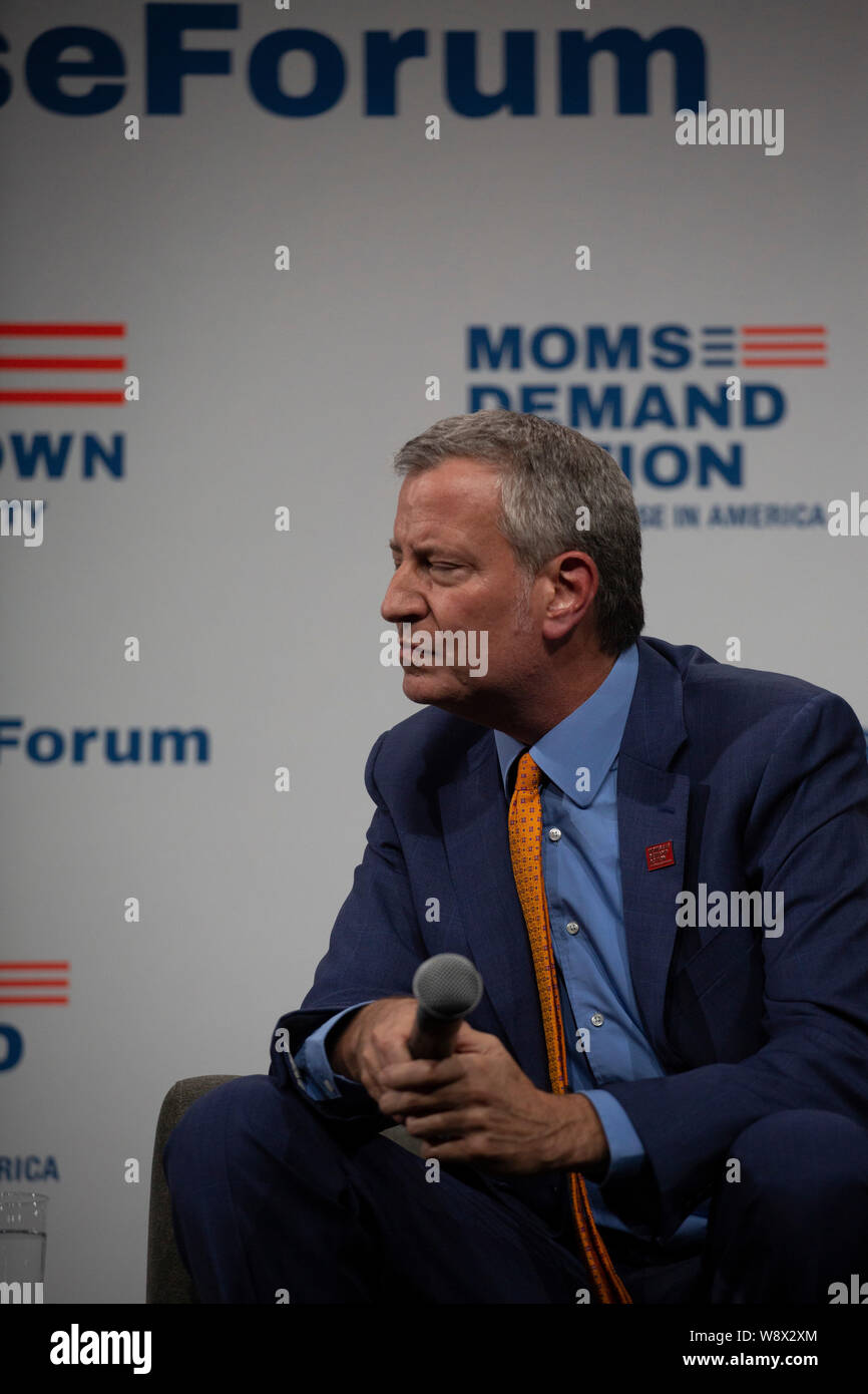 New York City Bürgermeister Bill De Blasio erscheint eine dringende Waffensicherung Präsidentenforum durch Everytown für Pistole Sicherheit gefördert, Mammen Nachfrage und Studenten fordern Maßnahmen auf die Iowa Events Center in Des Moines, Iowa. Stockfoto