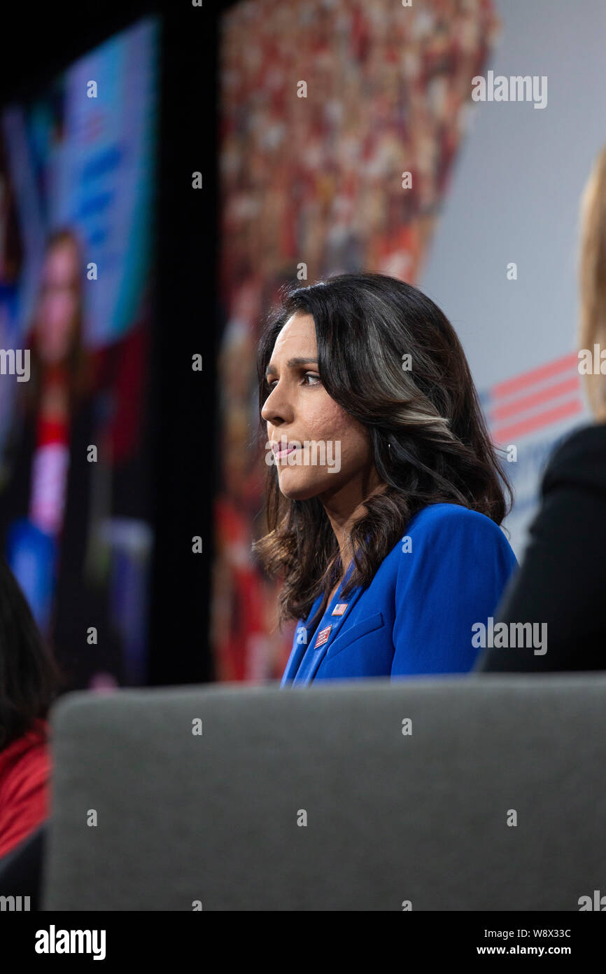 DES MOINES, IA/USA - 10. AUGUST 2019: US-Vertreter für 2. in Hawaii Bezirk, Tulsi Gabbard, spricht im Presidential Forum für waffensicherheit an der Iowa Events Center. Stockfoto