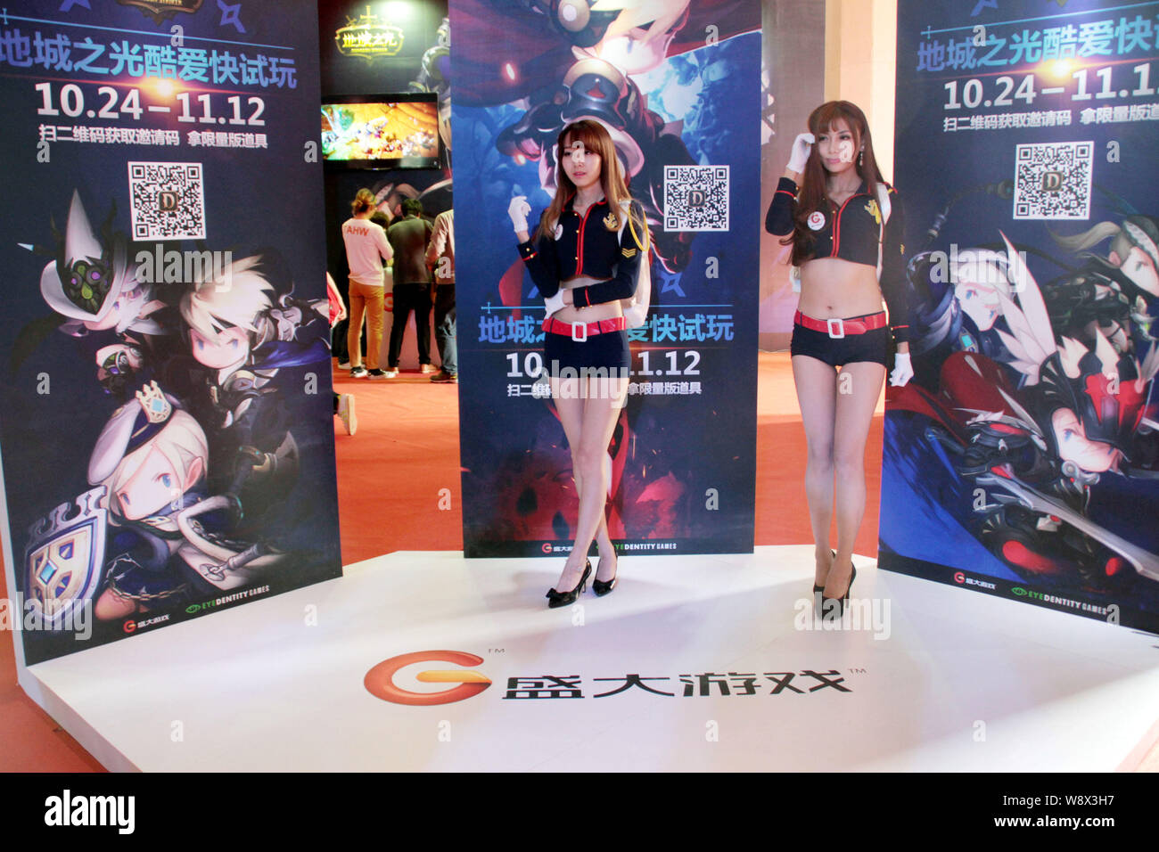 ---- Showgirls pose am Stand von Shanda Interactive Entertainment im 12. China International Digital Content Expo in Peking, China, 17. Stockfoto