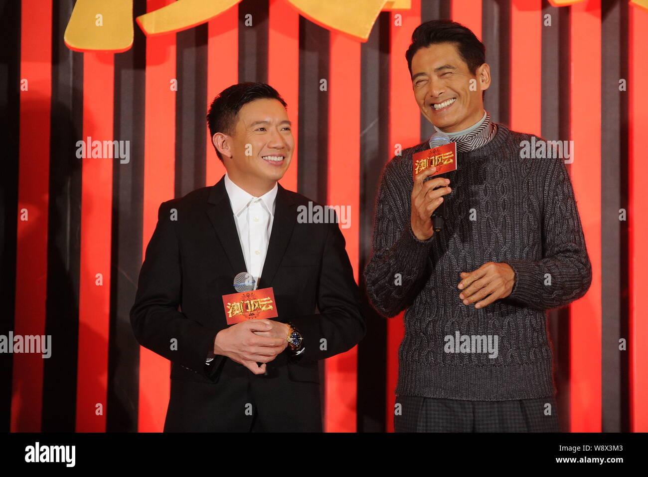 Hong Kong Schauspieler Chow Yun-fat, rechts, und Chapman To, Links, Lächeln, während einer Pressekonferenz für ihren neuen Film, von Vegas nach Macau, auch bekannt als Die Stockfoto