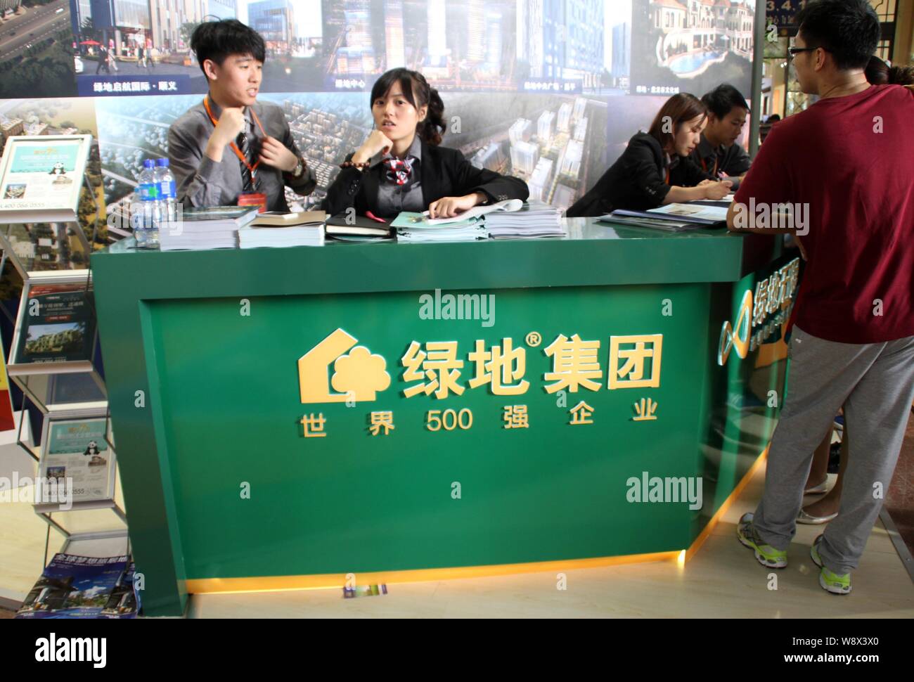 ------ Mitarbeiter sind auf dem Stand von Grönland Gruppe während eines Immobilien Messe in Peking, China, 19. September 2013. Eigenschaft Firma Greenlan Stockfoto