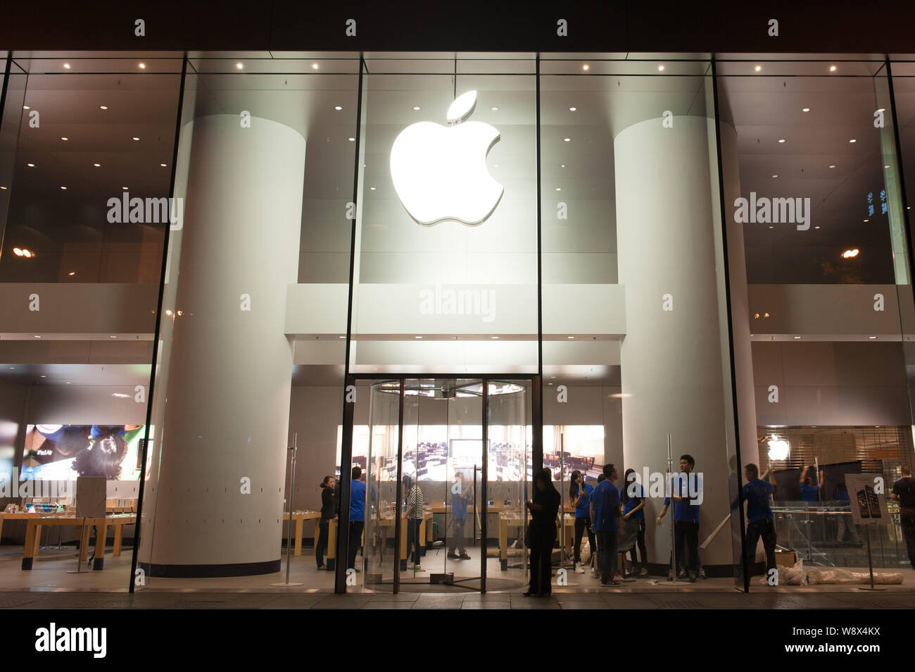 Chinesische Mitarbeiter stehen vor einem Apple Store in Peking, China, 16. Oktober 2014. iCloud Benutzer in China sind das Ziel eines° Mann in der Mitte ± Stockfoto