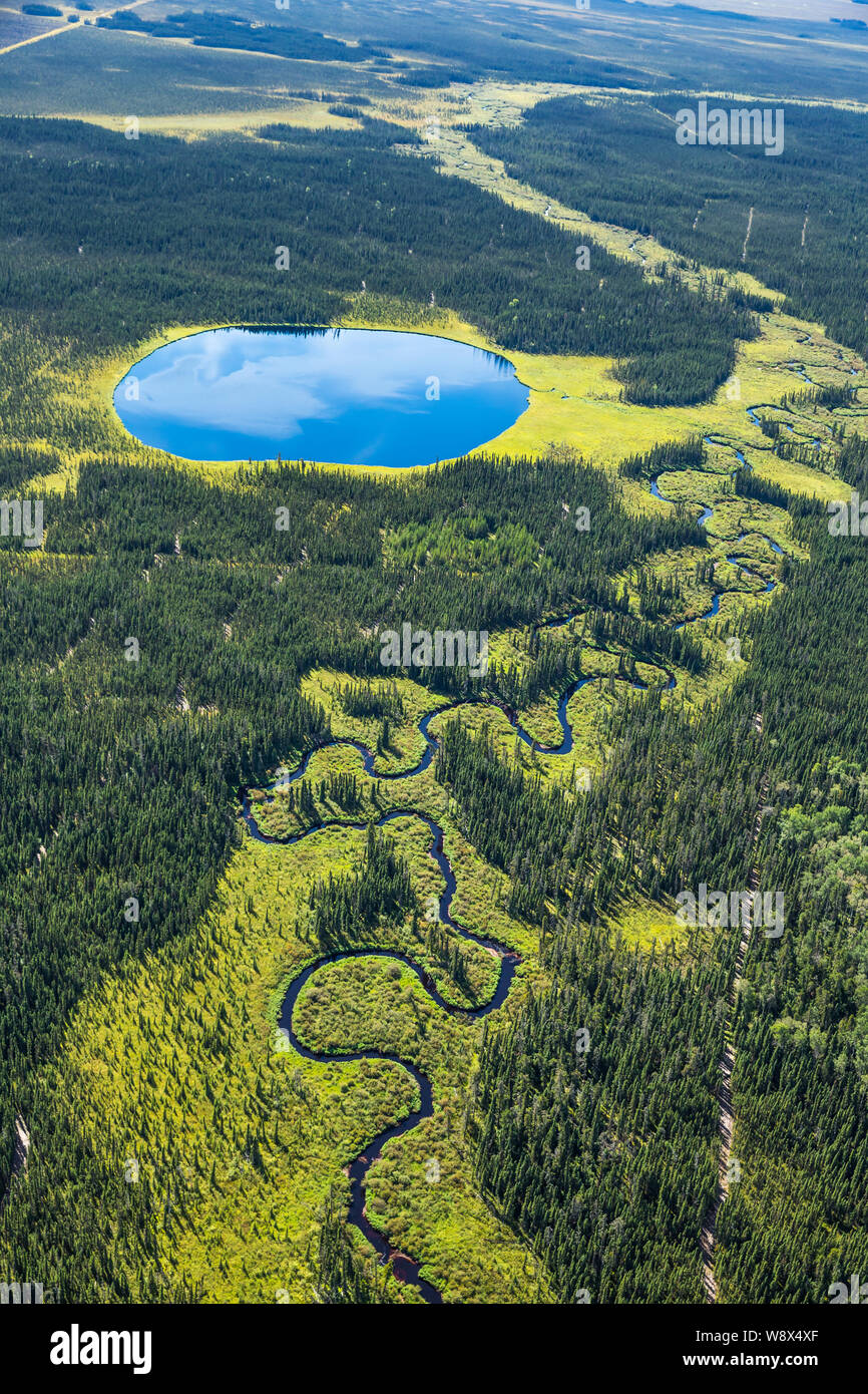Luftaufnahme von kleinen See und Wicklung stream 60 Kilometer südlich von Fort McMurray, Alberta, Kanada in oilsands Land. Stockfoto