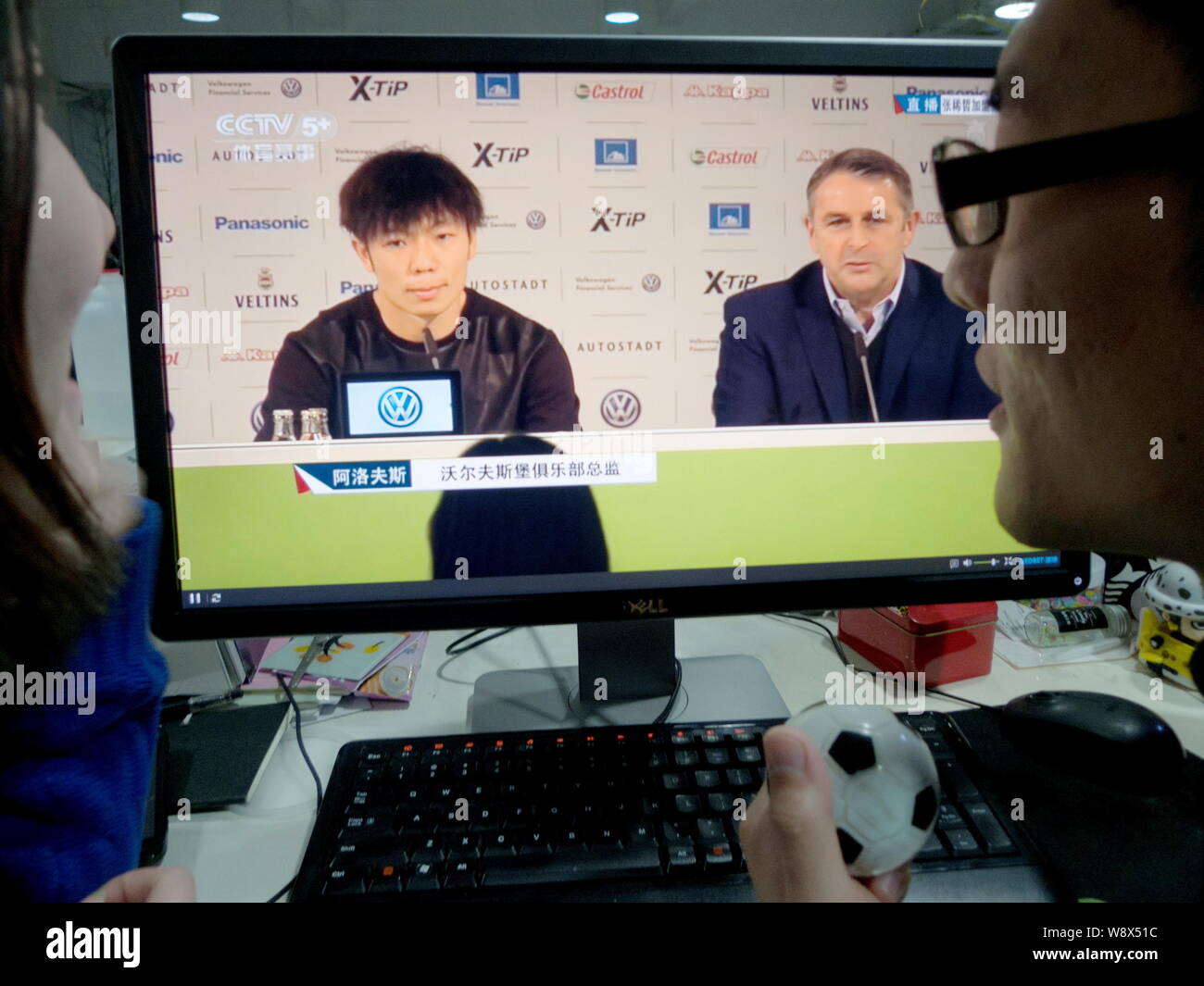 Chinesische Fußball-Fans online live Übertragung eines Pressekonferenz des VfL Wolfsburg, zu verkünden, daß chinesische Fußballspieler Zhang Xizhe, Links, Jo hat Stockfoto