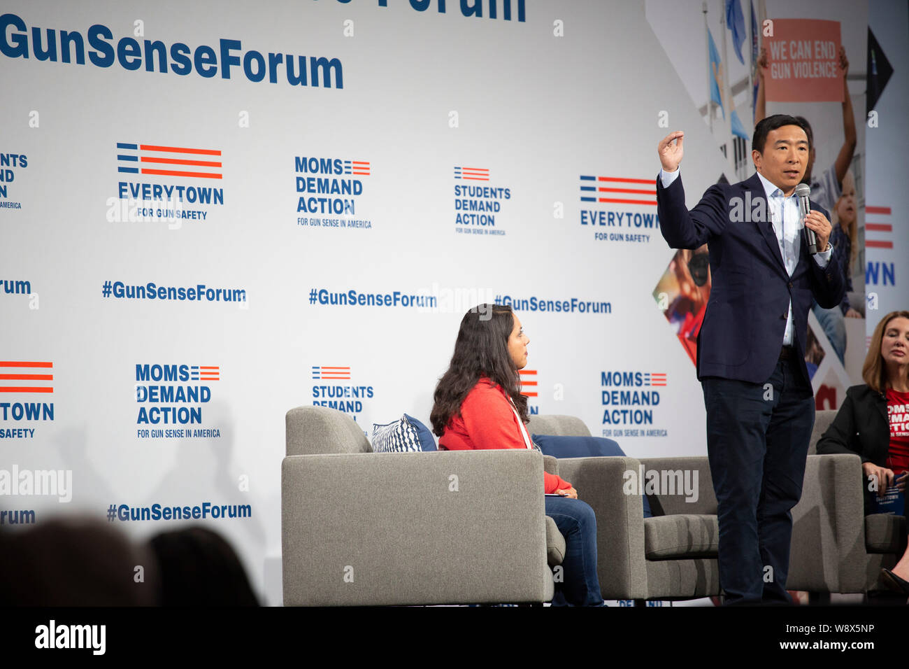 DES MOINES, Iowa/USA - 10. AUGUST 2019: Andrew Yang, Gründer von Venture für Amerika spricht im Presidential Gun Sinn Forum an der Iowa Events Center. Stockfoto