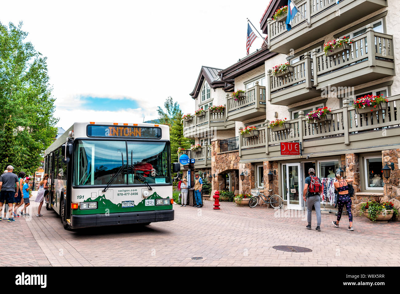 Vail, USA - 29. Juni 2019: Menschen in Drive Center oder Downtown Wiese Straße Straße mit Bus reiten durch die Läden und Geschäfte in Colorado ski resort Stadt Stockfoto