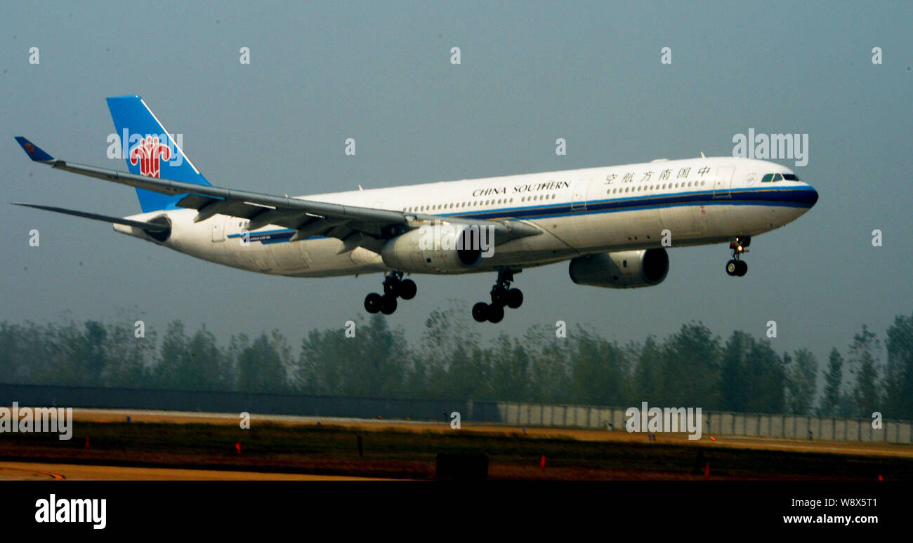 - - Datei - ein Airbus A330-300 Düsenflugzeug von China Southern landet auf dem Internationalen Flughafen Wuhan Tianhe in Wuhan City, Central China Provinz Hubei, 2 Stockfoto