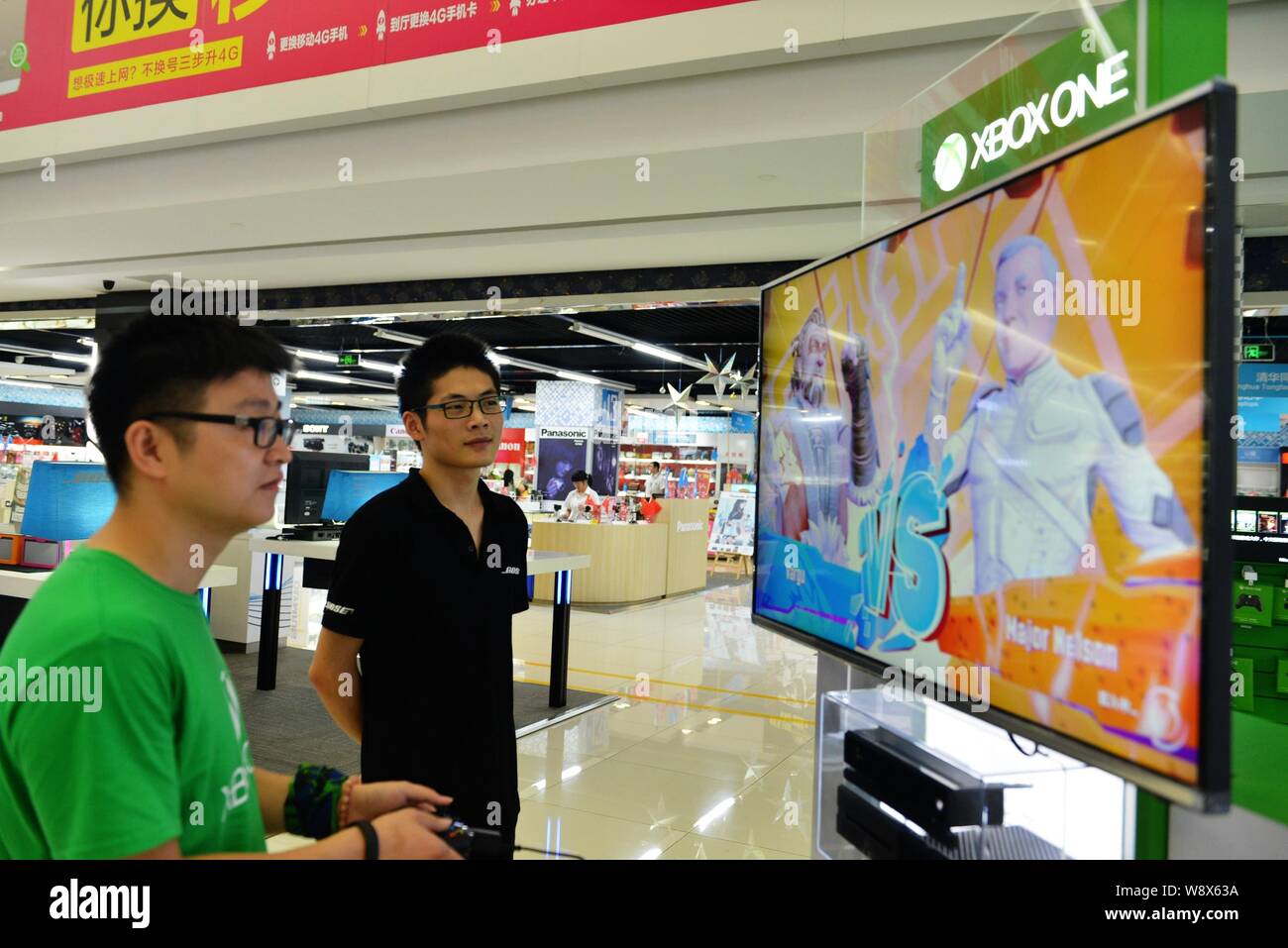 ---- Einen Kunden spielt die elektronische Spiele auf Xbox Spielkonsole von Microsoft an einem suning Haushaltsgeräte in Hangzhou city Store, East China Zheji Stockfoto