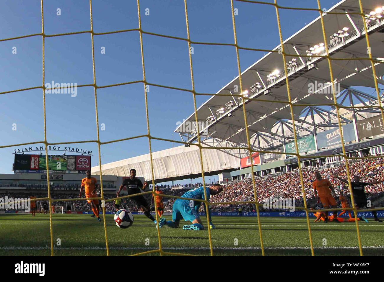 Chester, PA, USA. 11 Aug, 2019. Houston Dynamo Keeper JOE WILLIS (25) ermöglicht die Kugel ihn weiter, wie Philadelphia Union Angreifer KACPER PRZYBYLKO (23) ist mit dem Ziel in der 18. Minute der regulären Saison der Major League Soccer Match zwischen den Philadelphia Union und Houston Dynamo Sonntag, August 11, 2019 gutgeschrieben, bei Talen Energie Stadion in Chester, PA. Credit: Saquan Stimpson/ZUMA Draht/Alamy leben Nachrichten Stockfoto