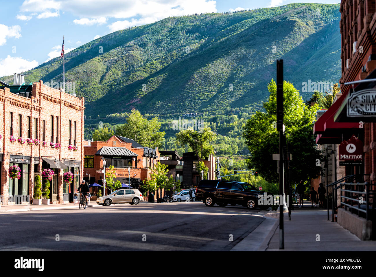 Aspen, USA - 27. Juni 2019: Stadt in Colorado mit retro Ziegelarchitektur in South Galena Street sonnigen Tag Stockfoto