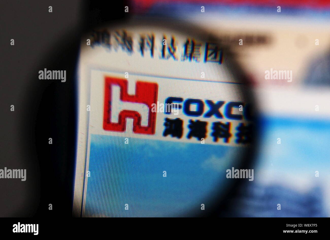 ---- Einen chinesischen Netizen durchsucht die Website von Foxconn in Tianjin, China, 21. April 2013. In seinem jährlichen Verkäufe an NT $ 4 Billionen Dollar (US $ 1 vervierfacht Stockfoto