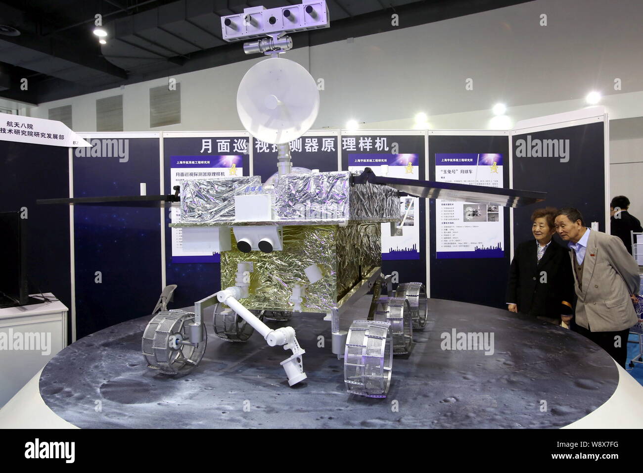 ---- Besucher sehen ein Prototyp von China erster Mond rover Jade Kaninchen auf einer Messe in Shanghai, China, 17. Mai 2014. China plant die Land Stockfoto