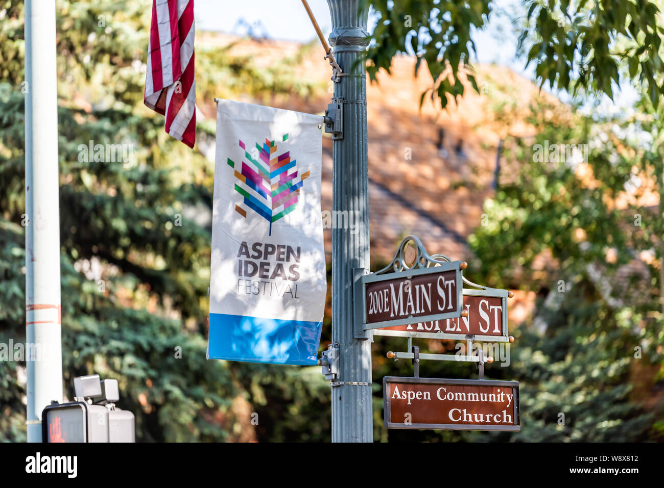 Aspen, USA - 27. Juni 2019: Stadt in Colorado mit Nahaufnahme von Zeichen auf der Main Street für Ideen Festival und der Gemeinschaft der Kirche Stockfoto