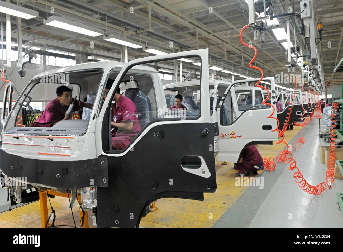 ------ Chinesische Arbeiter montieren Lastwagen auf der Montagelinie an die automatische Anlage von Anhui Jianghuai Automobil Co., Ltd. (JAC) in Qingzhou Stadt, Ost-CH Stockfoto