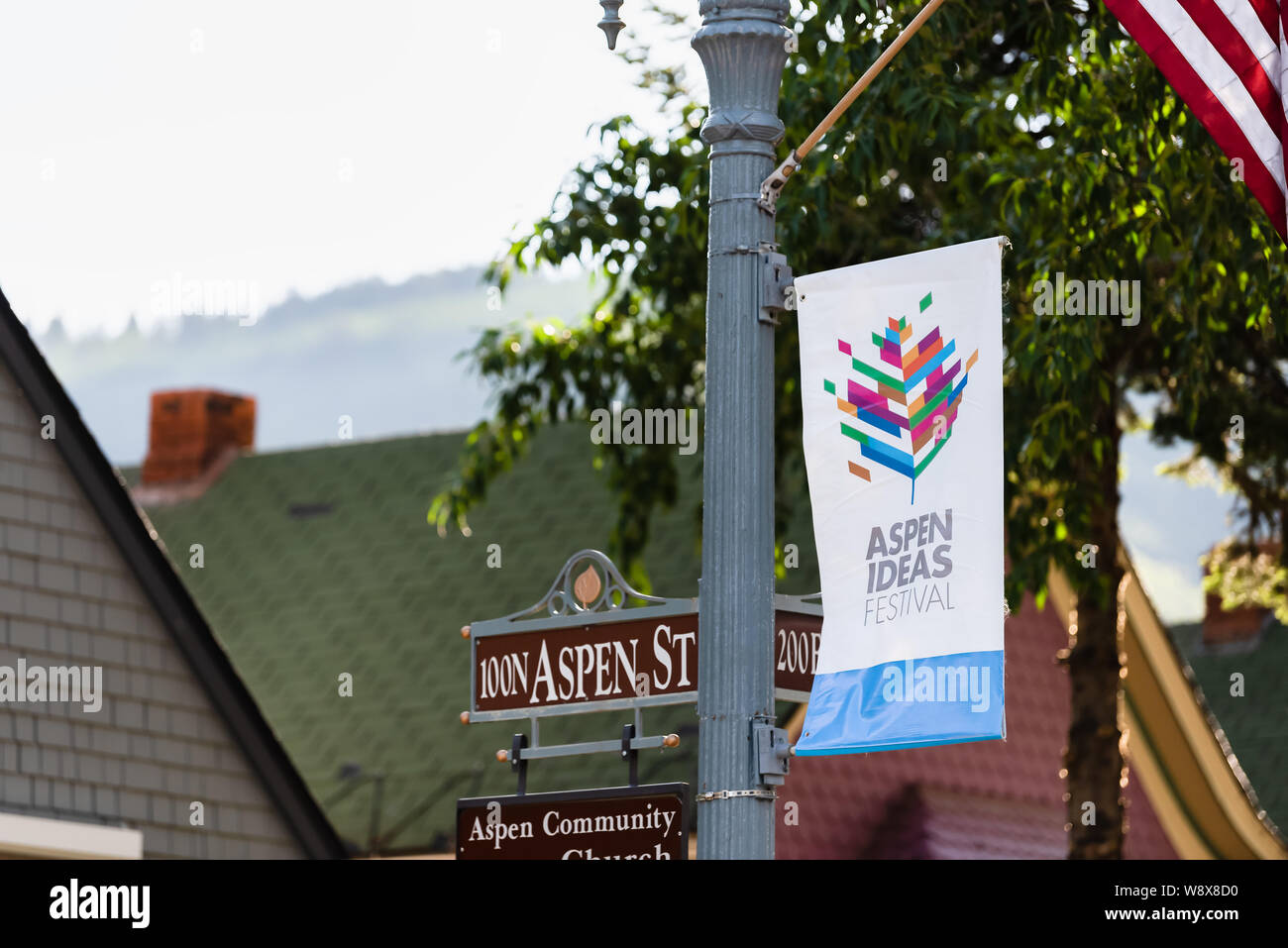 Aspen, USA - 27. Juni 2019: Kolorado Stadt Stadt mit Nahaufnahme von Zeichen auf der Main Street für Ideen Festival und der Gemeinschaft der Kirche Stockfoto