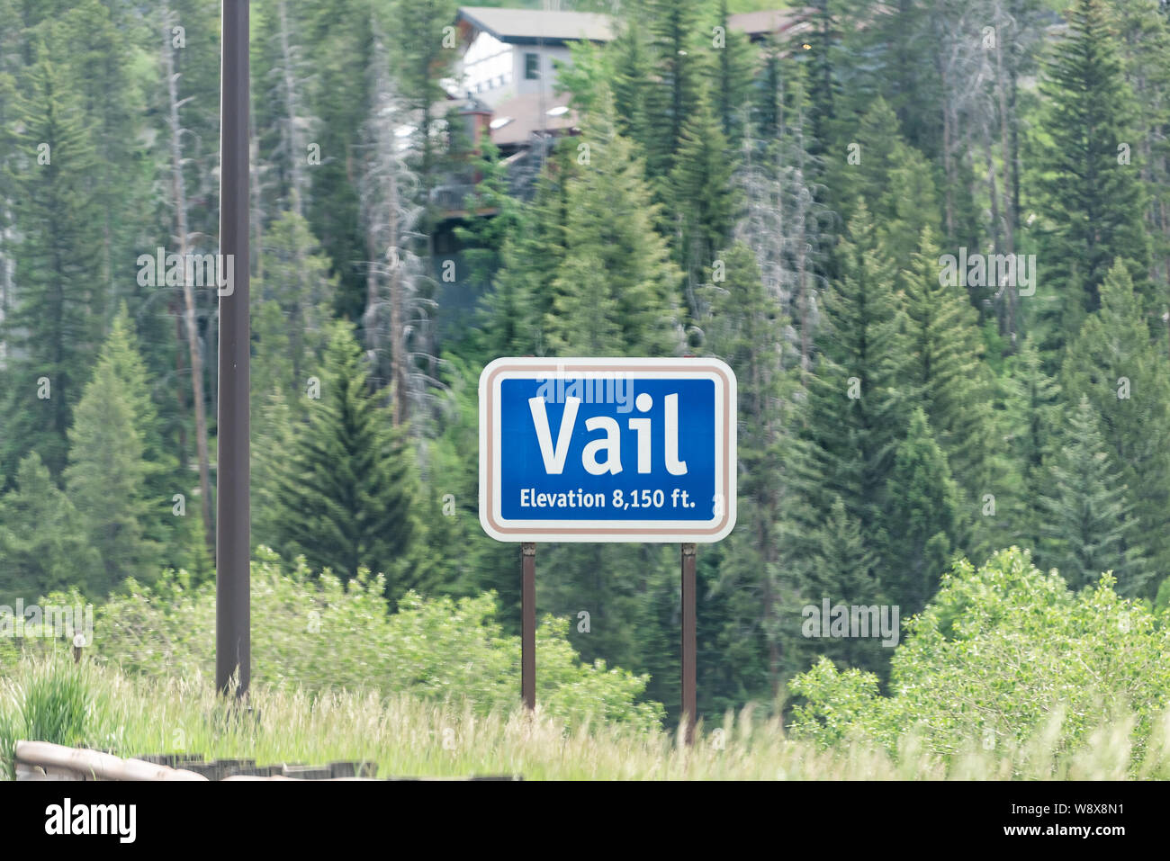 Straße Autobahn durch Colorado Städte mit Zeichen für Elevation und Vail in den Rocky Mountains. Stockfoto