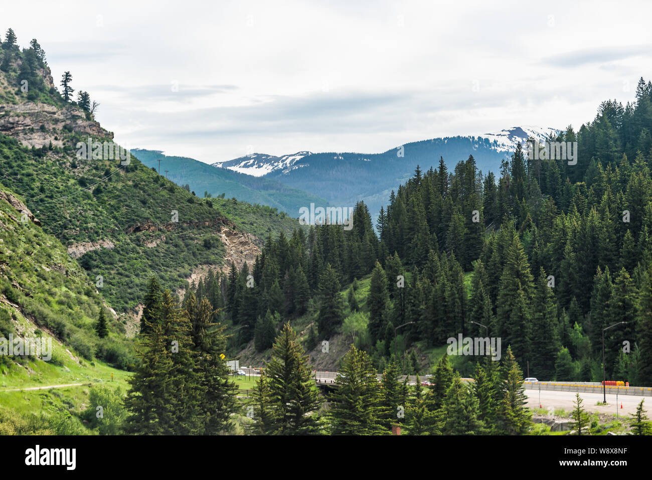 Freeway Highway durch Colorado Städte in der Nähe von Avon Vail in den Rocky Mountains. Stockfoto