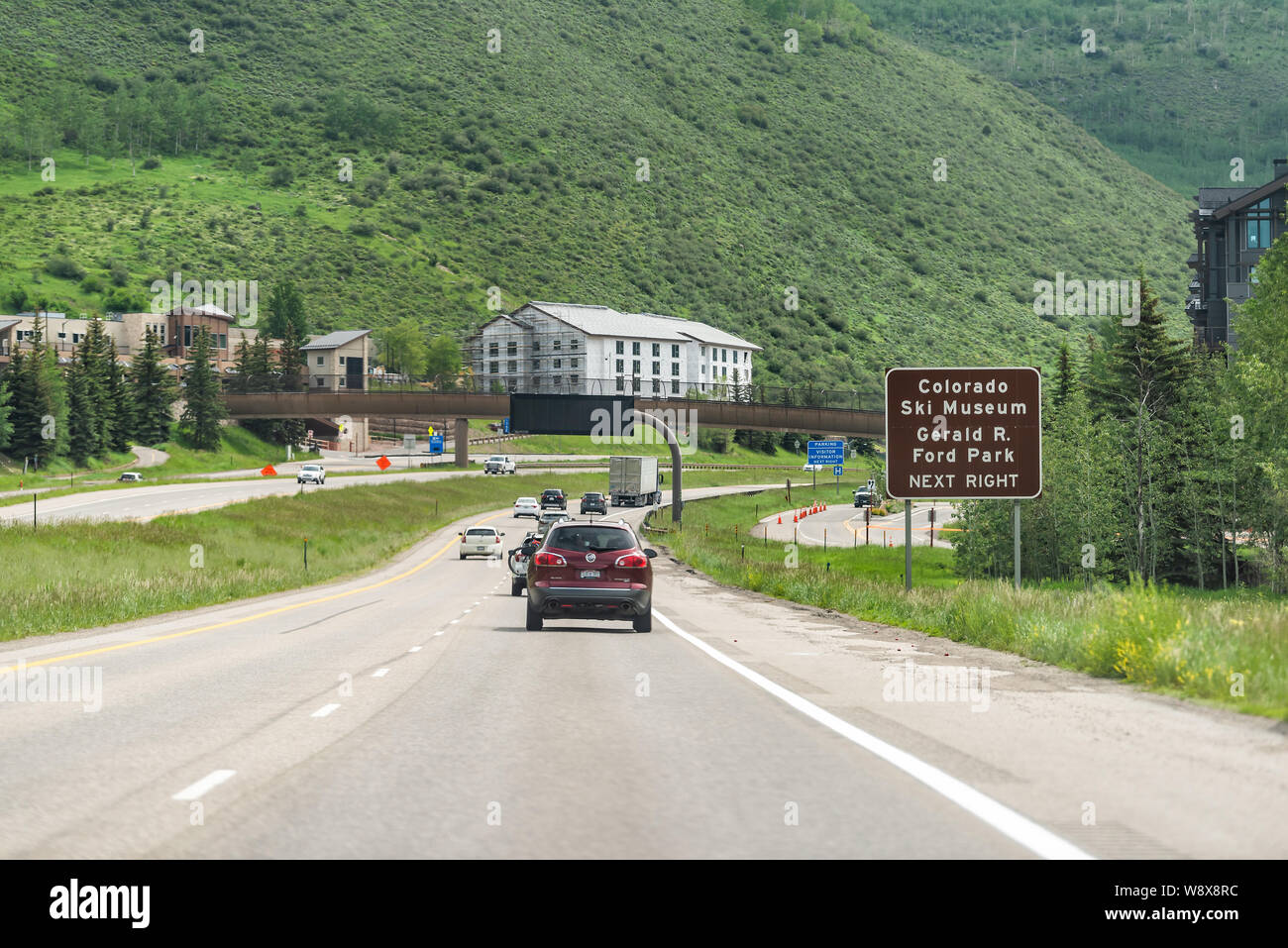 Vail, USA - 29. Juni 2019: Straße Autobahn durch Colorado Stadt mit Zeichen für Ski Museum und Park in den Rocky Mountains. Stockfoto