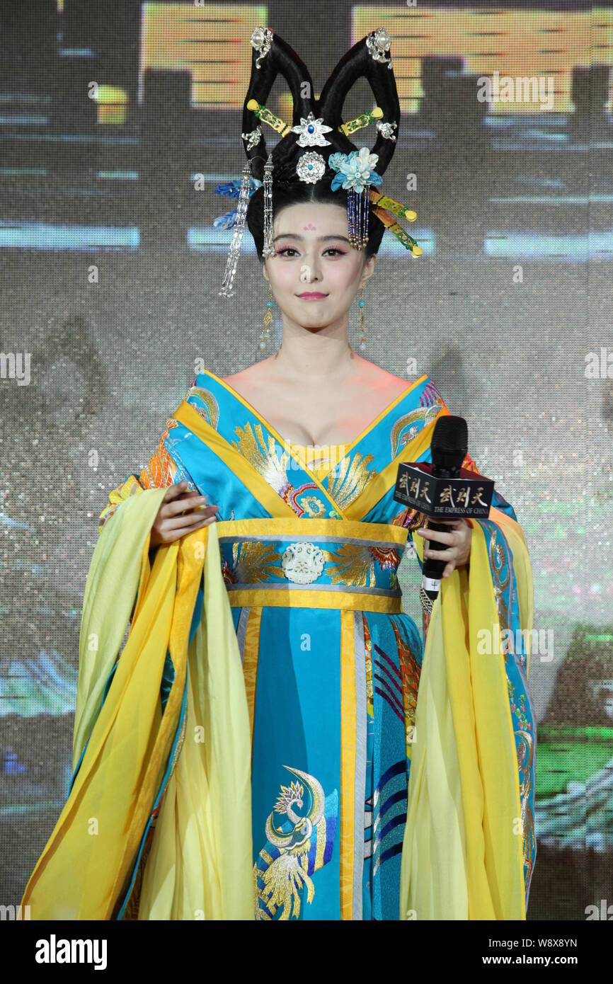 Chinesische Schauspielerin Fan Bingbing, in alten chinesischen Kostüm der Tang Dynastie gekleidet, stellt auf einer Pressekonferenz für Ihren neuen TV-Serie, die Kaiserin von Ch Stockfoto