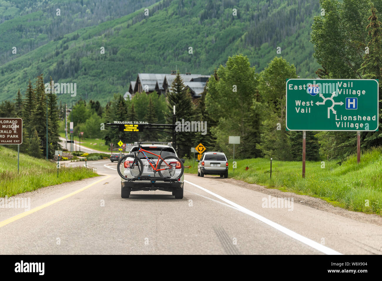 Vail, USA - 29. Juni 2019: Straße Autobahn durch Colorado Stadt mit Kreisverkehr und Dörfer in Rocky Mountains Stockfoto