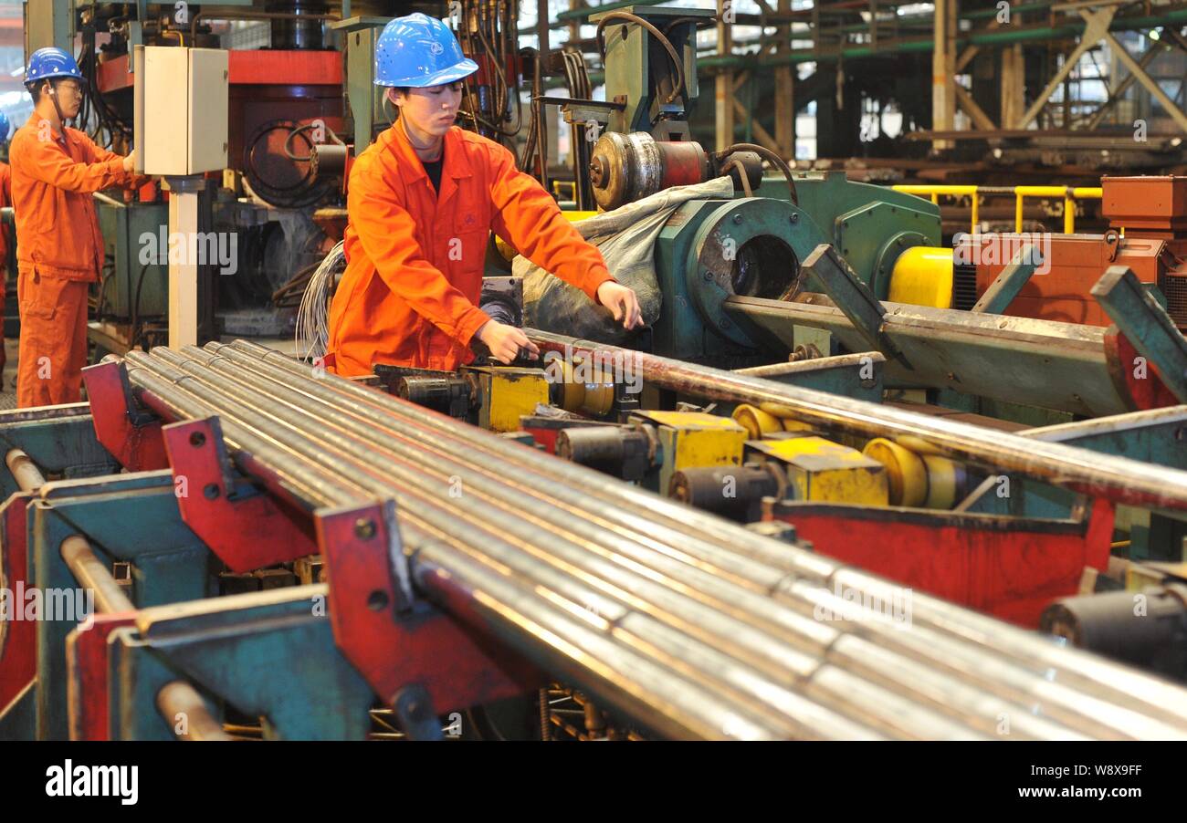 ---- Eine weibliche chinesischer Arbeiter Prozesse steel Bars im Ausland in einem Werk von dongbei Special Steel Group in Dalian geliefert werden, im Nordosten Kinne Liaonin Stockfoto
