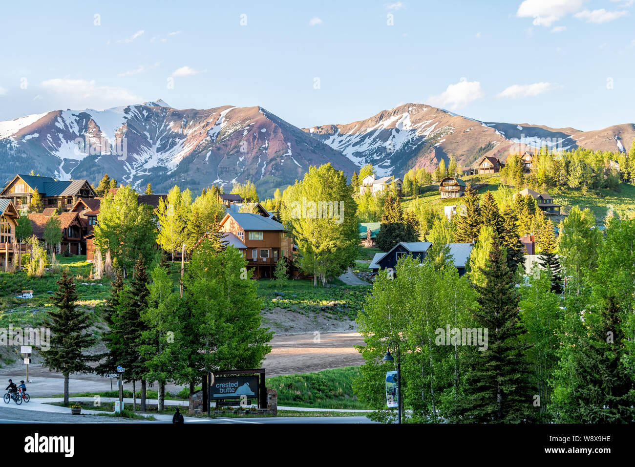 Mount Crested Butte, USA - Juni 21, 2019: Colorado Dorf im Sommer mit bunten Sonnenuntergang von Häusern auf Hügeln mit grünen Bäumen und Hauptstraße Straße Stockfoto