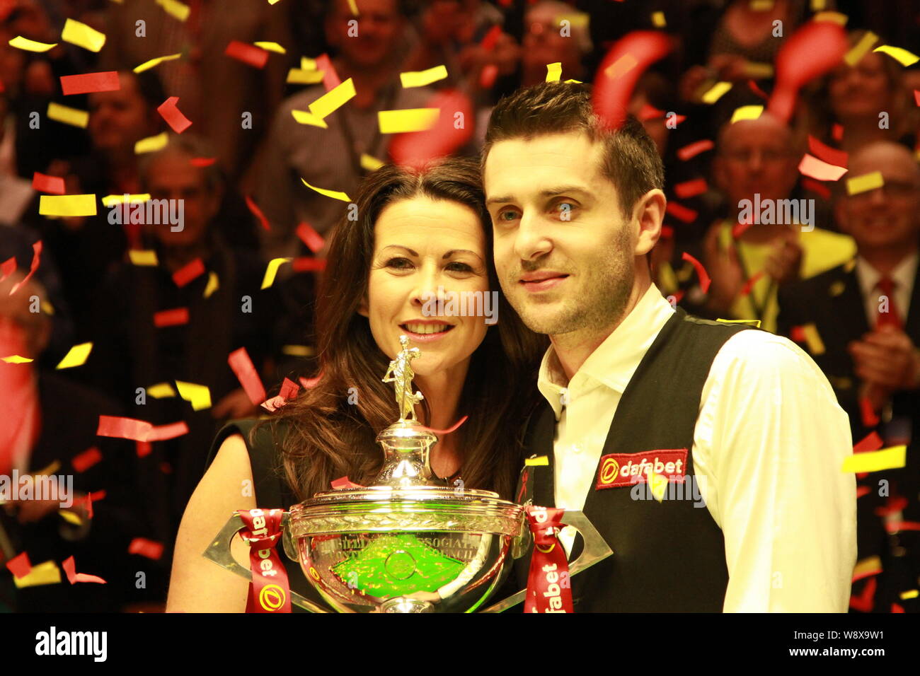 Mark Selby Von England Recht Haltungen Mit Seiner Ehefrau Vikki Layton Und Sein Meister Pokal Nach Dem Sieg Uber Ronnie Osullivan Von England Im Finale Der Stockfotografie Alamy