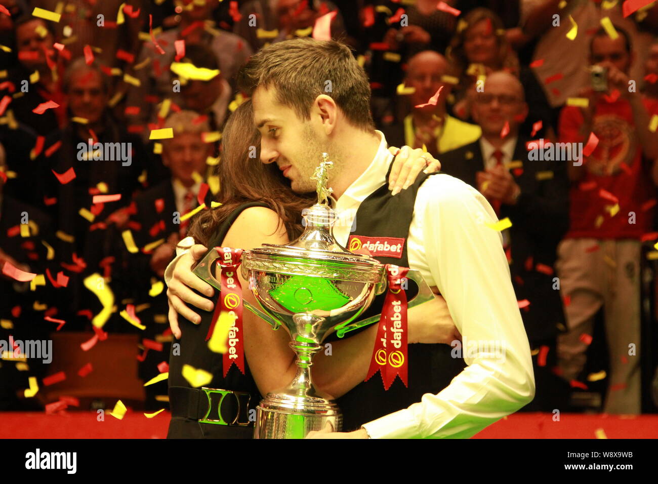 Mark Selby Von England Recht Umarmt Seine Frau Vikki Layton Zu Feiern Nach Dem Sieg Uber Ronnie Osullivan Von England Im Finale Der World Snooker Ch Stockfotografie Alamy