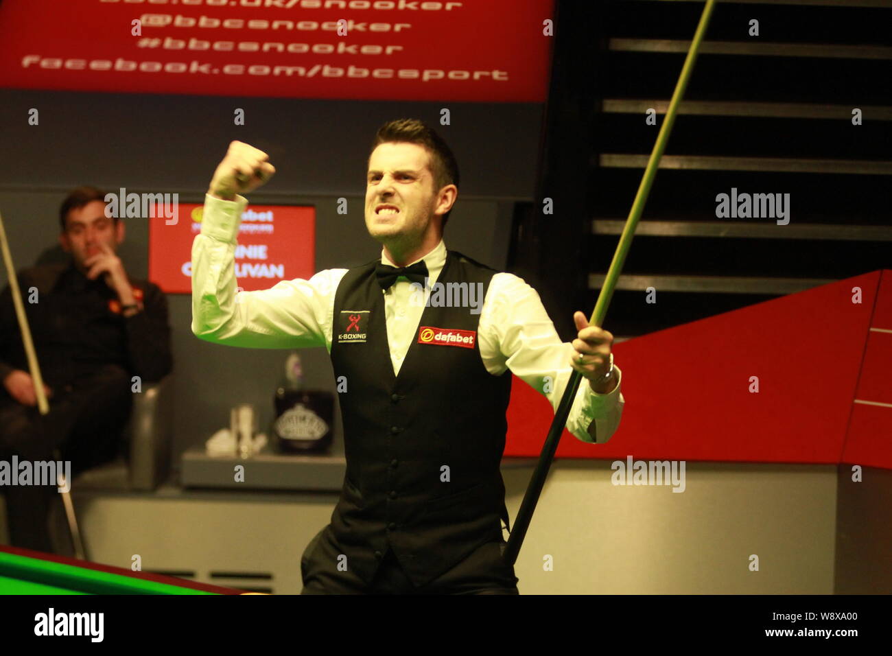 Mark Selby von England feiert nach dem Sieg über Ronnie OSullivan von England im Finale der World Snooker Wm in Sheffield, England, 5 M Stockfoto