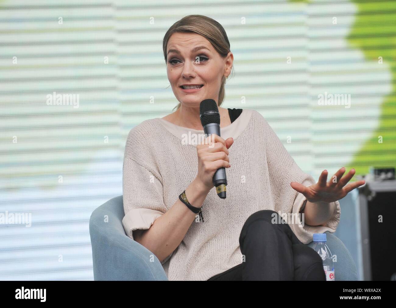 Knallerfrauen Stockfotos Und Bilder Kaufen Alamy