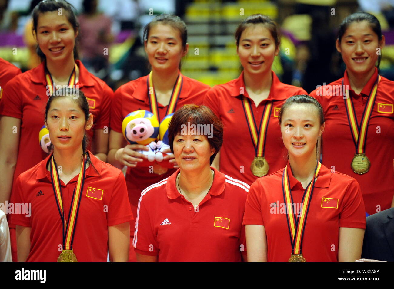 Lang Ping, Mitte, Head Coach der chinesischen Frauen, posieren mit den Mitgliedern des Teams nach dem Spiel gegen Italienische Frauen volle Stockfoto