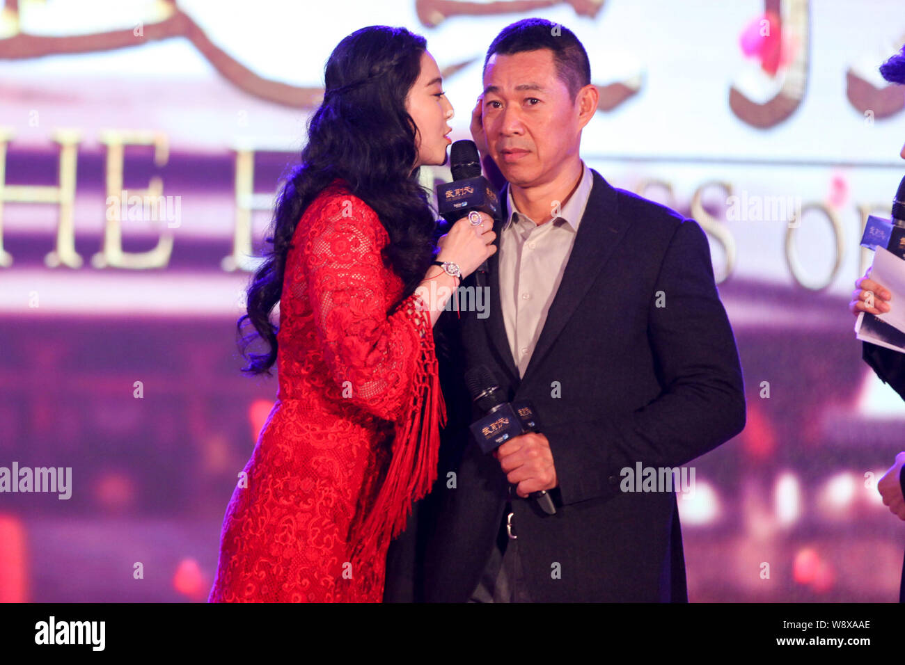 Chinesische Schauspielerin Fan Bingbing, Links, flüstert Schauspieler Zhang Fengyi während einer Pressekonferenz für die Überprüfung Ihrer neuen TV-Drama "Die Kaiserin von C Stockfoto