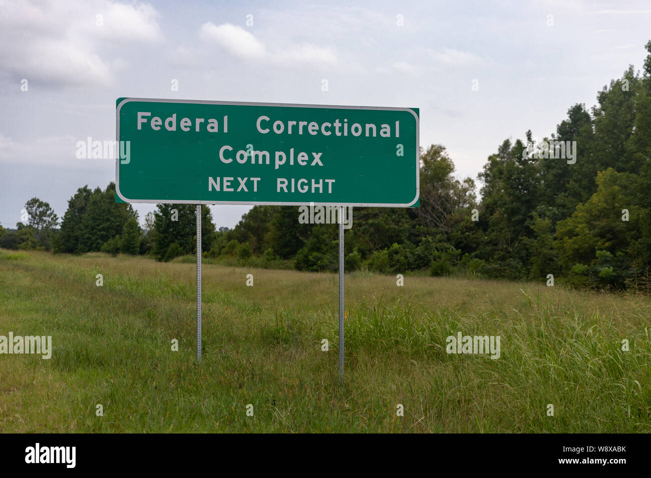 Federal Correctional Facility Zeichen auf der Seite der Landstraße Stockfoto