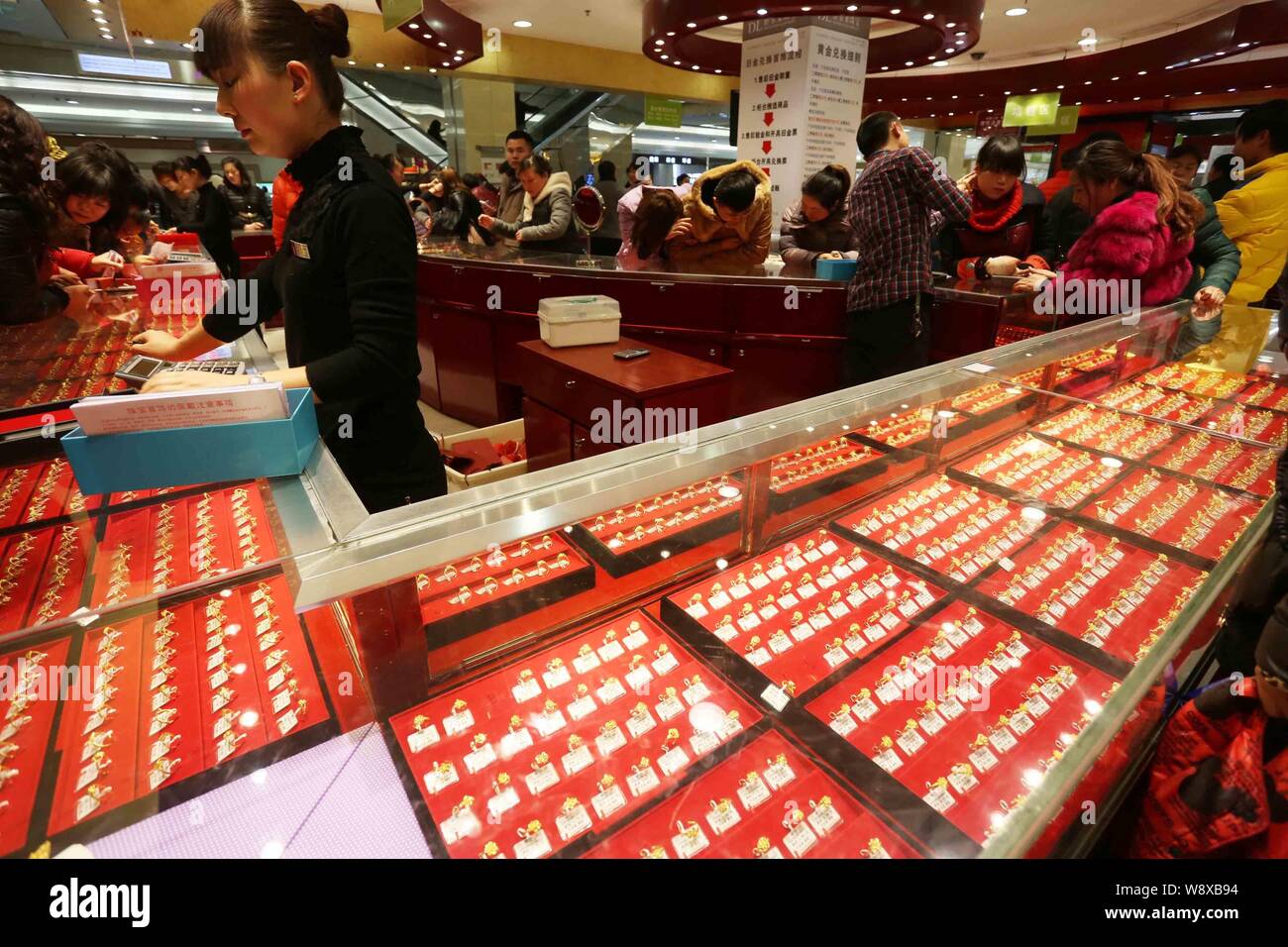 ------ Chinesische Kunden shop für Gold Schmuck von einem Juwelier in der Stadt Xuchang, Zentrale China Provinz Henan, 12. Januar 2014. China hat über Stockfoto